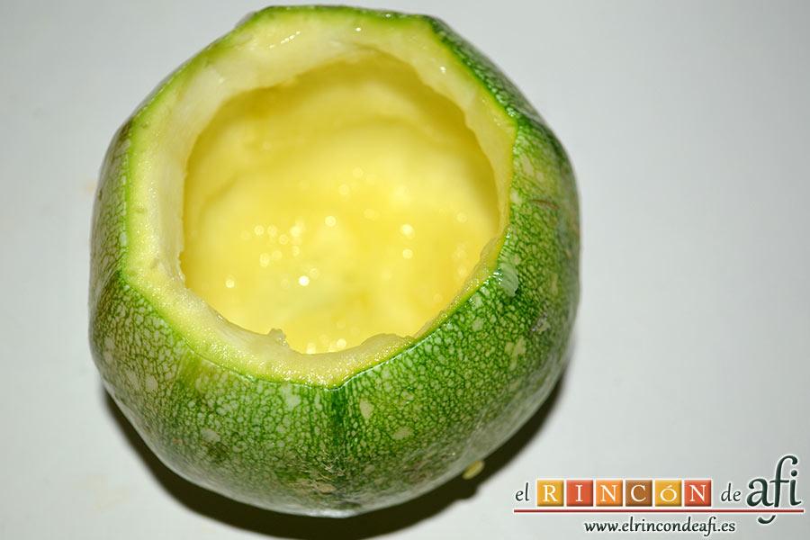 Calabacines rellenos, los introducimos en el microondas a máxima potencia durante unos 15 minutos. Una vez estén fríos los vaciamos con ayuda de un cuchillo o un sacabolas dejándolos perfectamente huecos