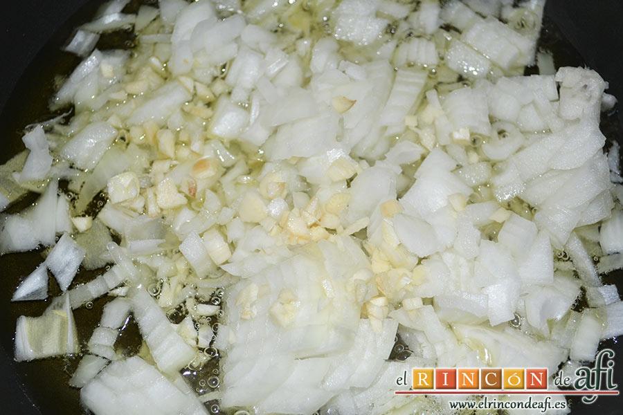 Calabacines rellenos, en una sartén con un chorro de aceite de oliva pochamos la cebolla picada y los ajos también picados