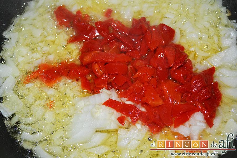 Calabacines rellenos, cuando empiecen a tomar color añadimos el pimiento rojo también troceado