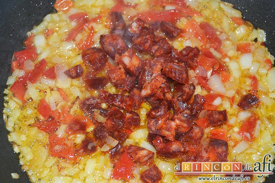 Calabacines rellenos, removemos bien y añadimos el chorizo troceado