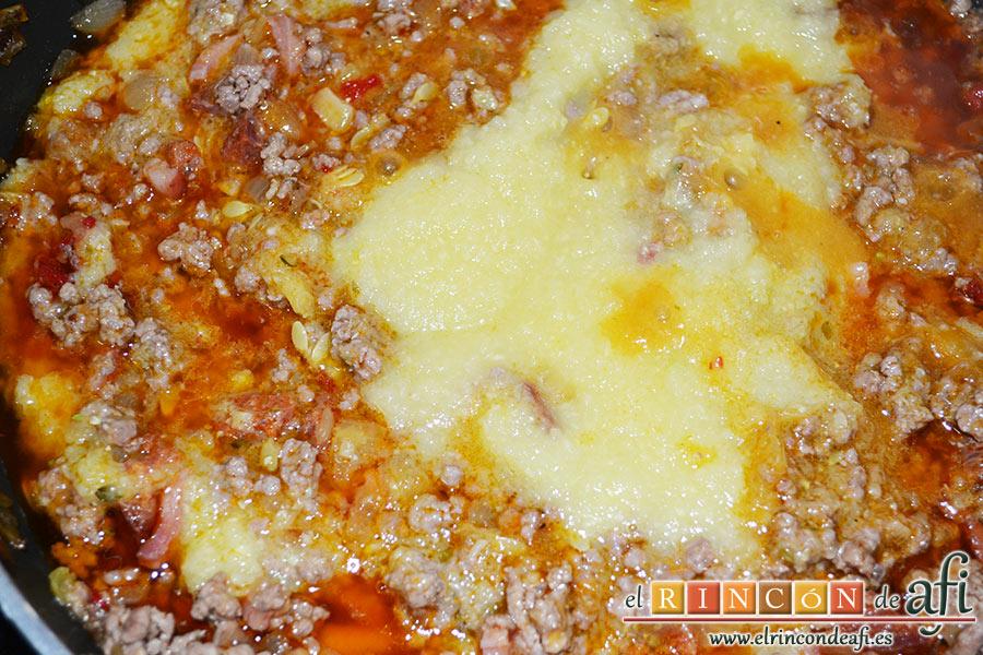 Calabacines rellenos, seguimos removiendo y añadimos el puré de la carne de los calabacinos