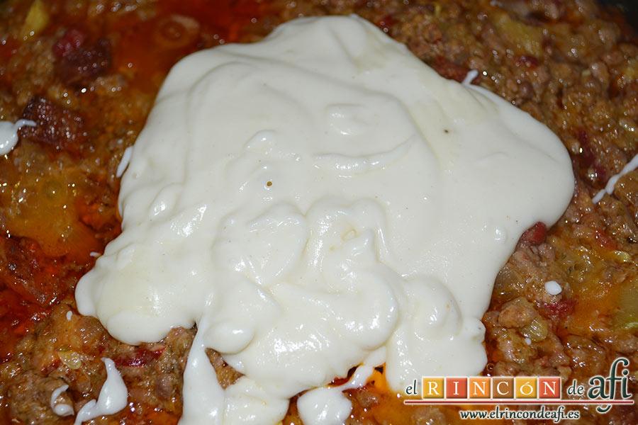 Calabacines rellenos, añadimos 3 o 4 cucharadas de bechamel y removemos bien