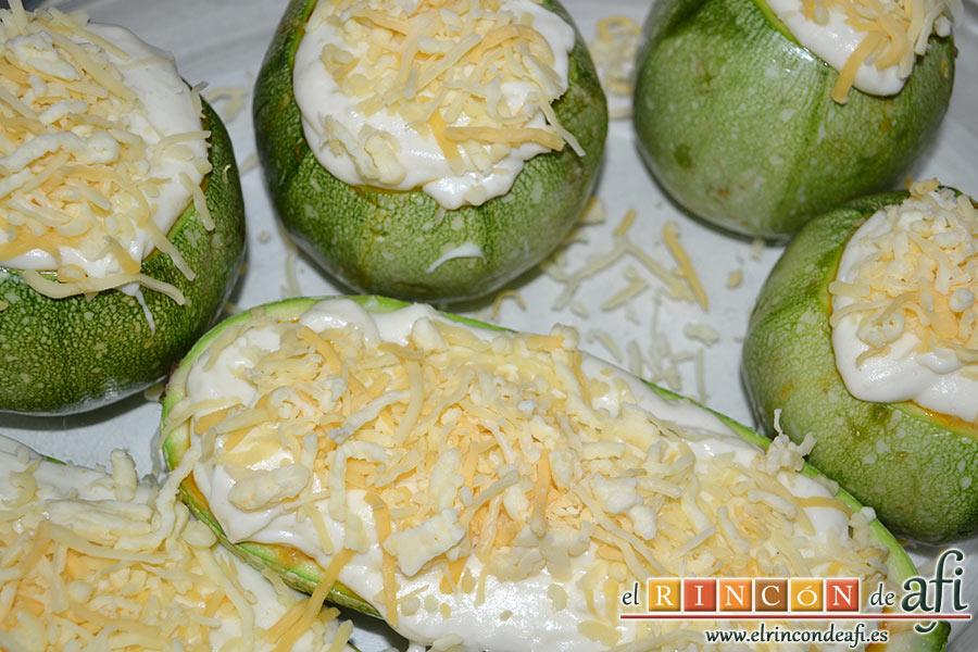 Calabacines rellenos, una vez rellenos los cubrimos con el resto de la bechamel bien espesa y añadimos el queso rallado por encima