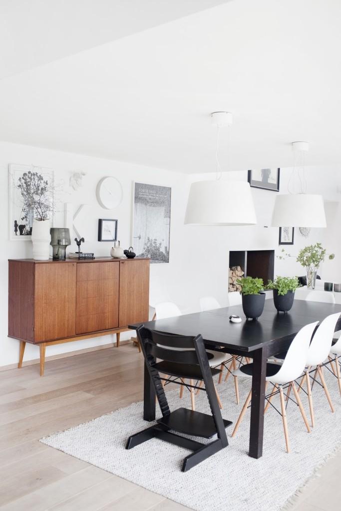 Un salón comedor en blanco y negro