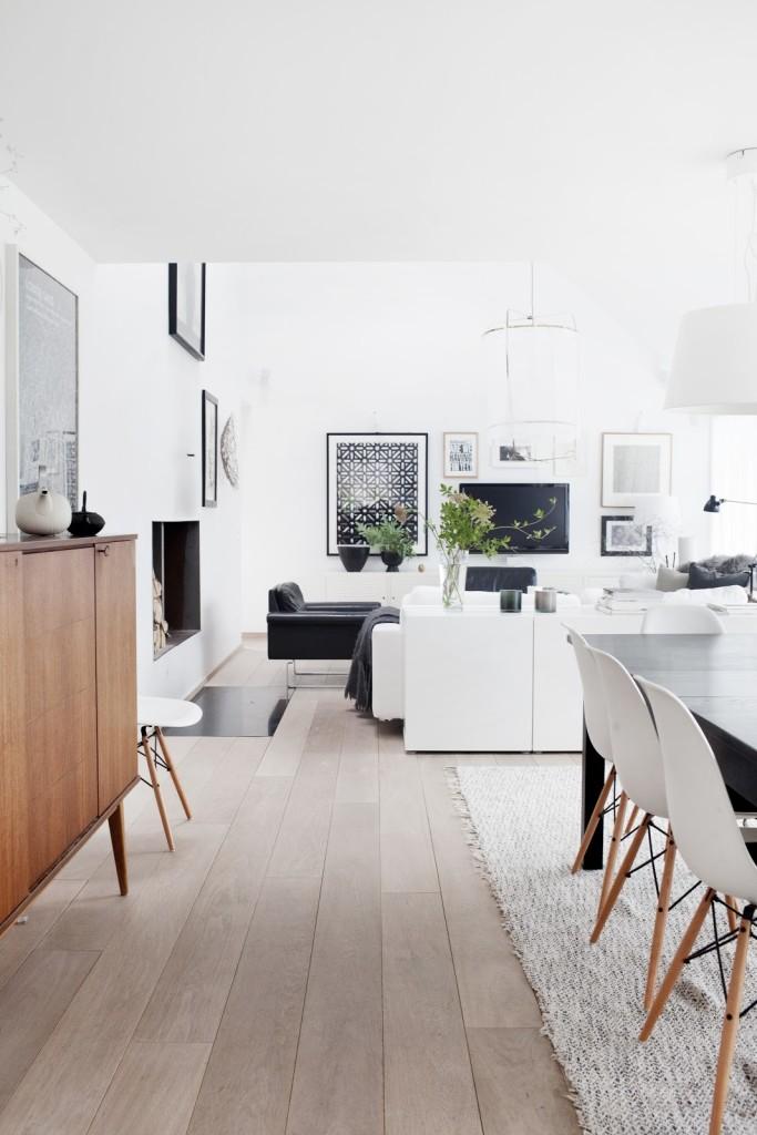 Un salón comedor en blanco y negro