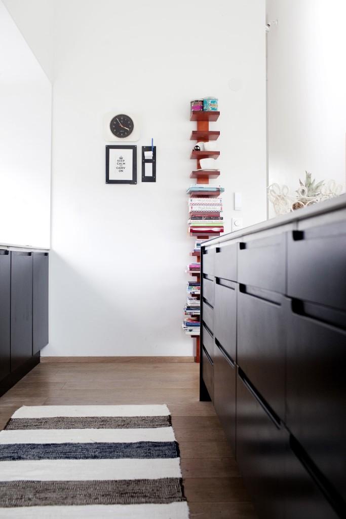 Un salón comedor en blanco y negro