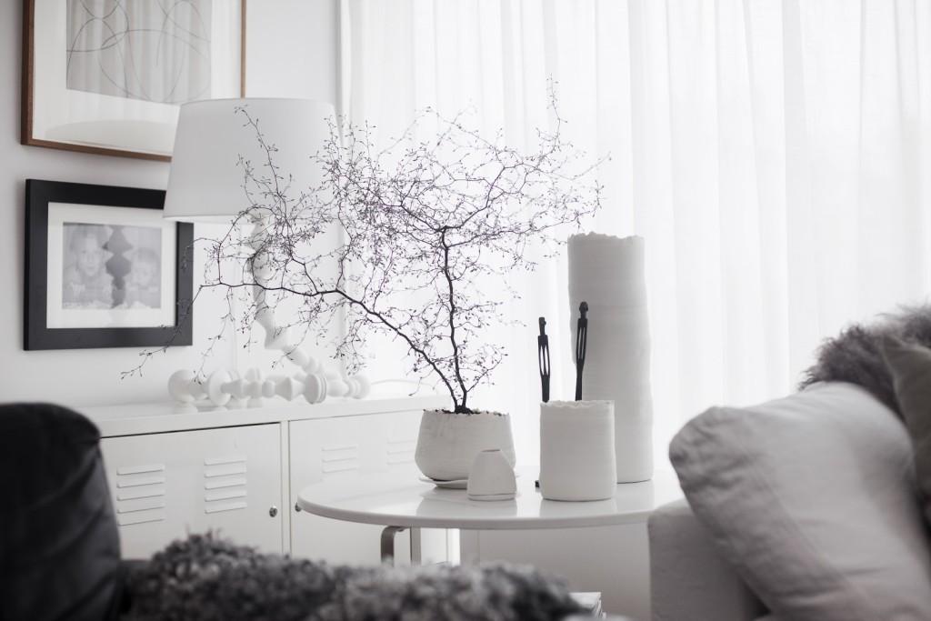 Un salón comedor en blanco y negro