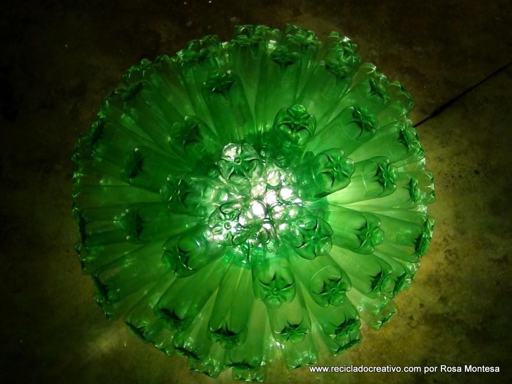 Lámpara realizada con 125 botellas de plástico recicladas de color verde - Lamp made out of 125 recycled plastic bottles