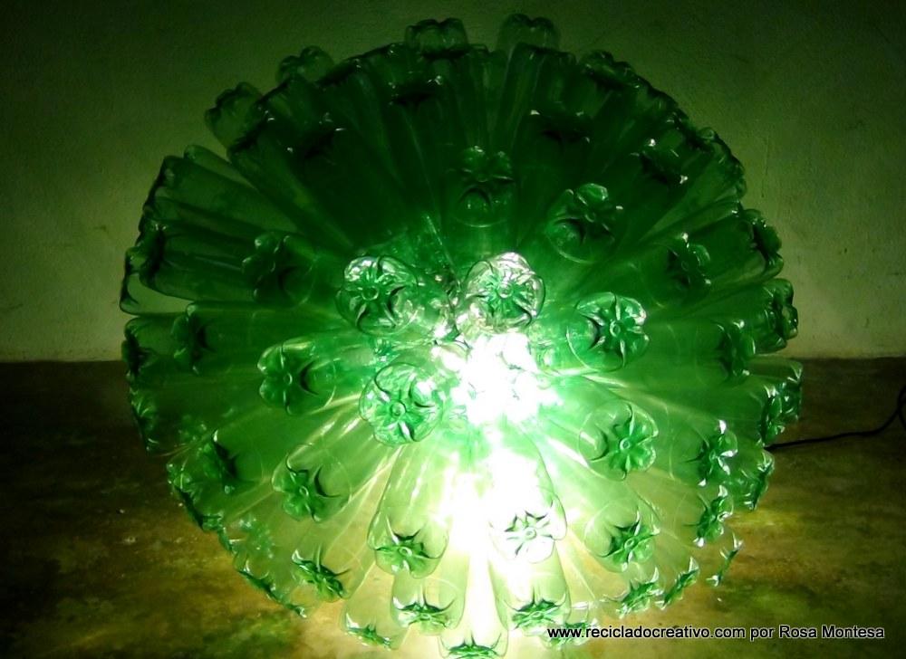 Lámpara realizada con 125 botellas de plástico recicladas de color verde - Lamp made out of 125 recycled plastic bottles
