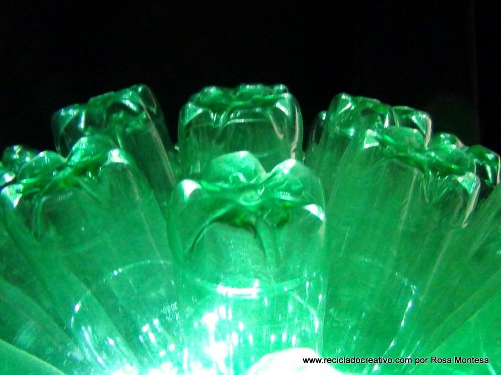 Lámpara realizada con 125 botellas de plástico recicladas de color verde - Lamp made out of 125 recycled plastic bottles