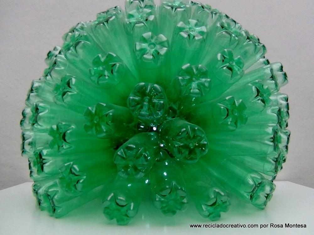 Lámpara realizada con 125 botellas de plástico recicladas de color verde - Lamp made out of 125 recycled plastic bottles
