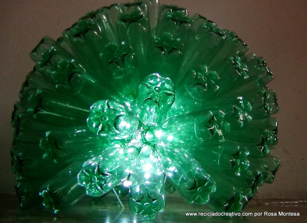 Lámpara realizada con 125 botellas de plástico recicladas de color verde - Lamp made out of 125 recycled plastic bottles