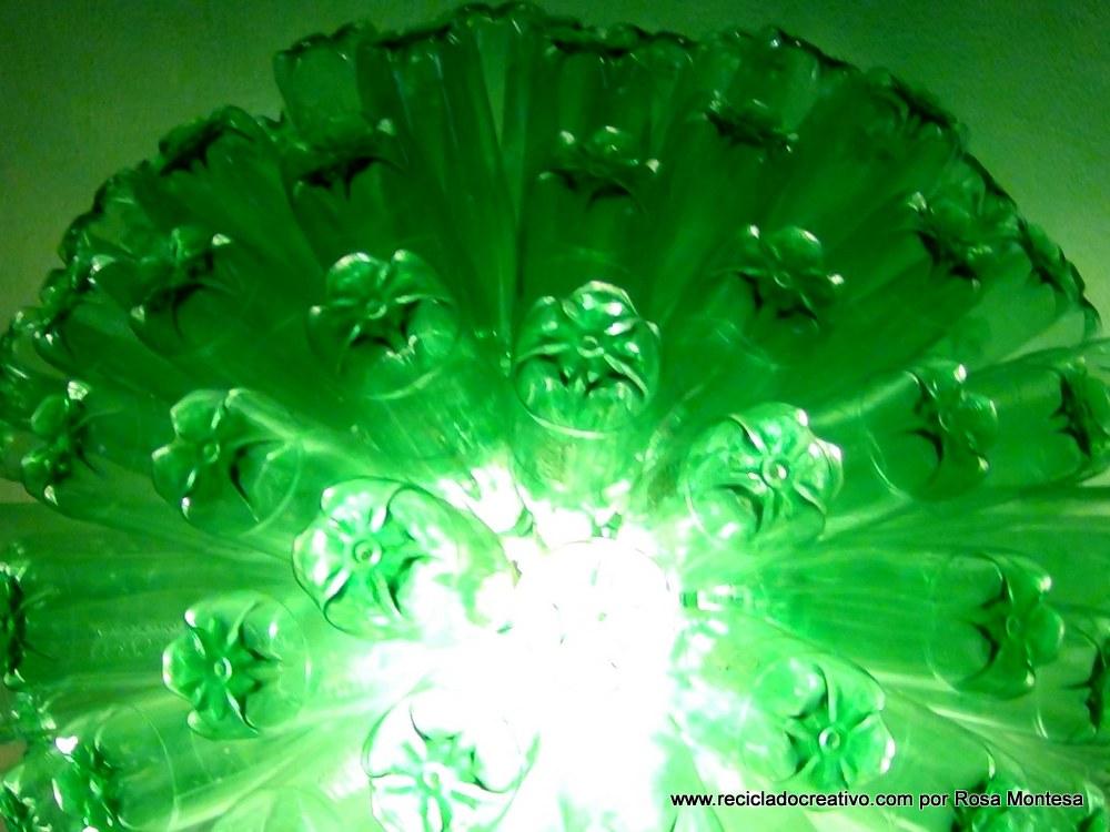 Lámpara realizada con 125 botellas de plástico recicladas de color verde - Lamp made out of 125 recycled plastic bottles