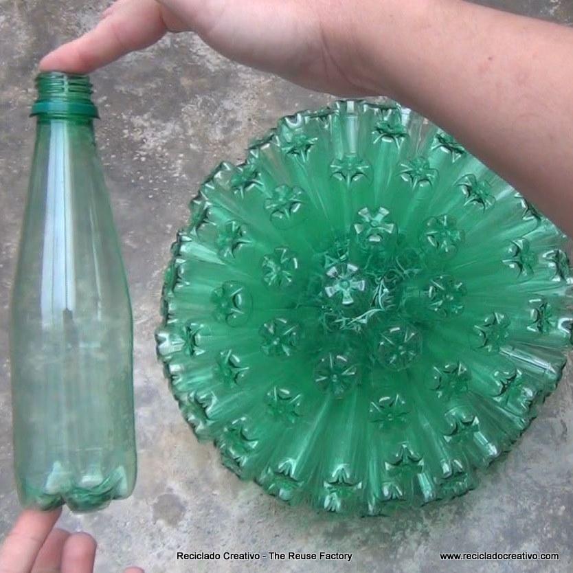Lámpara realizada con 125 botellas de plástico recicladas - Lamp made with 125 recycled plastic bottles http://youtu.be/lwt43vjl2fs