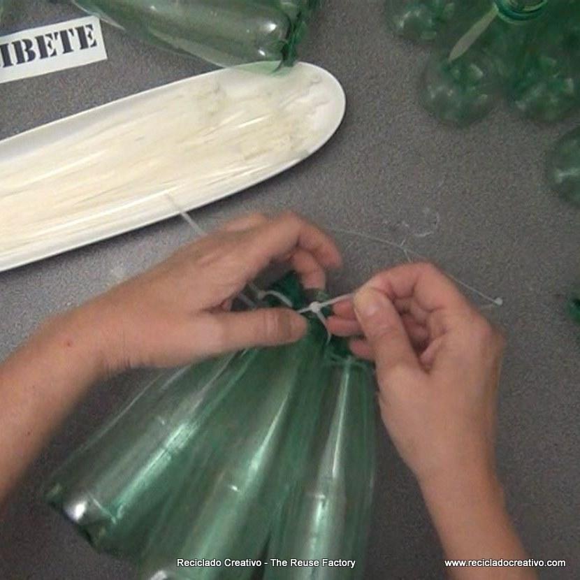 Lámpara realizada con 125 botellas de plástico recicladas - Lamp made with 125 recycled plastic bottles http://youtu.be/lwt43vjl2fs