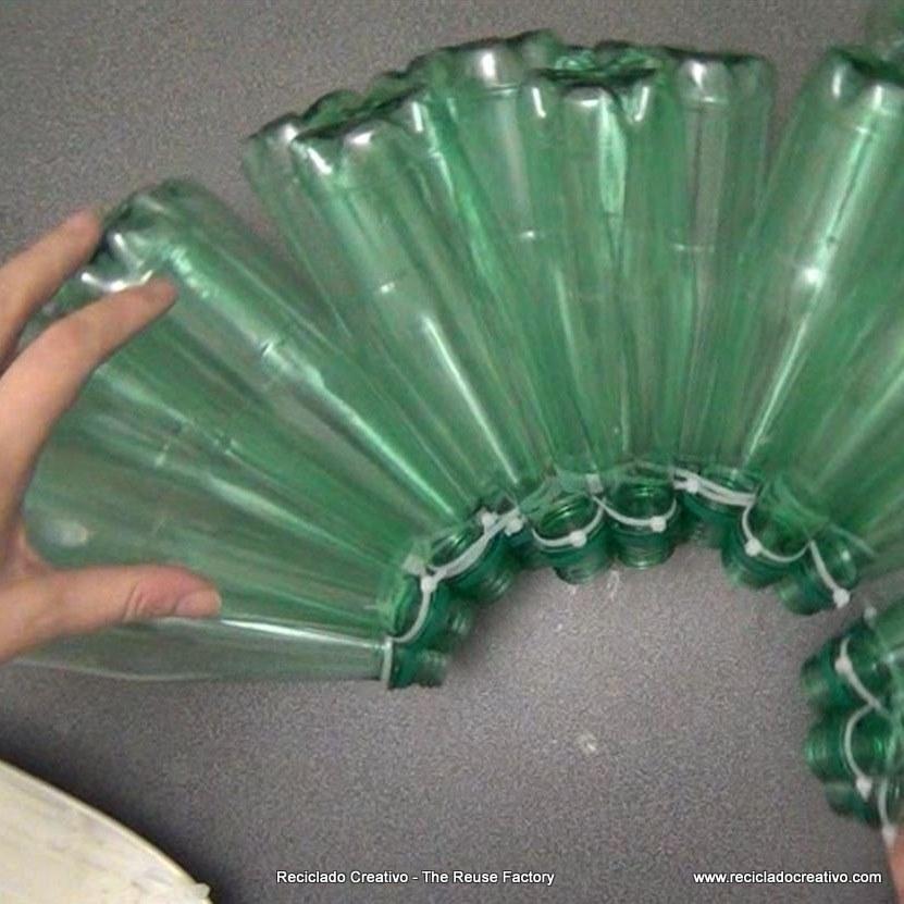Lámpara realizada con 125 botellas de plástico recicladas - Lamp made with 125 recycled plastic bottles http://youtu.be/lwt43vjl2fs
