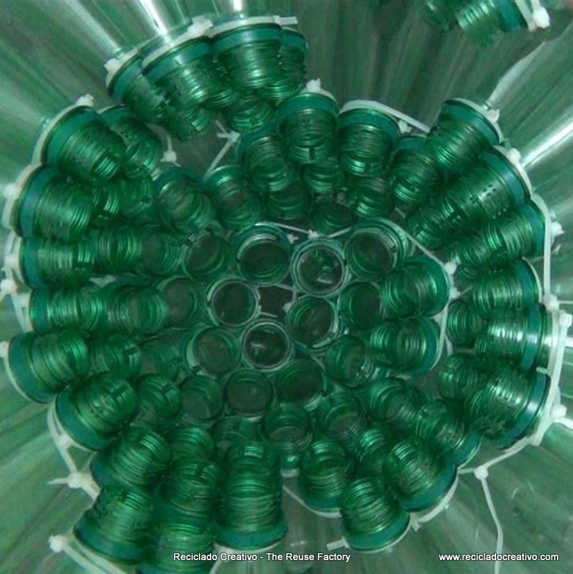 Lámpara realizada con 125 botellas de plástico recicladas - Lamp made with 125 recycled plastic bottles http://youtu.be/lwt43vjl2fs