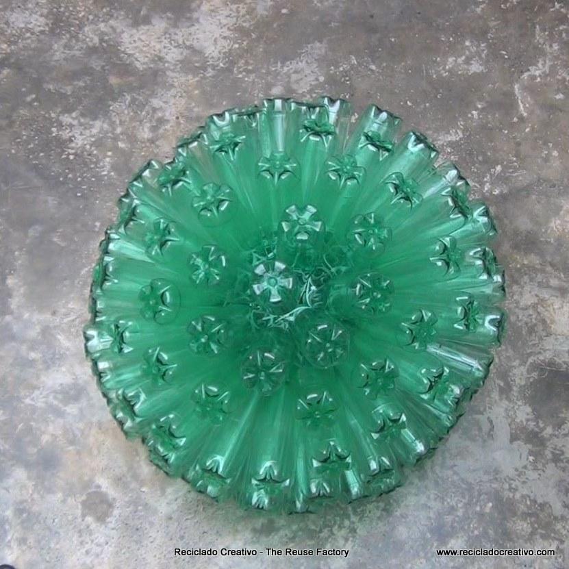 Lámpara realizada con 125 botellas de plástico recicladas - Lamp made with 125 recycled plastic bottles
