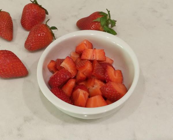 Cuenco de fresas troceadas