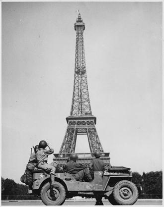 wwii_europe_france_-american_soldiers_watch_as_the_tricolor_flies_from_the_eiffel_tower_again-_