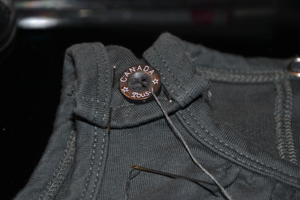 Sujetamos la tela con alfileres 