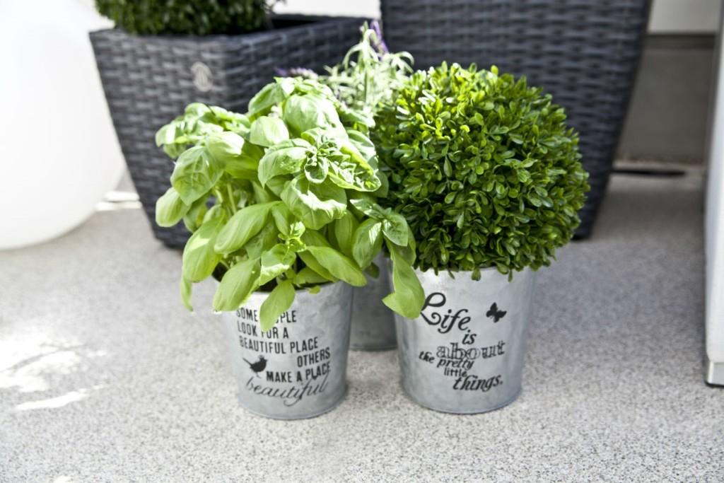 decorar terraza con plantas artificiales