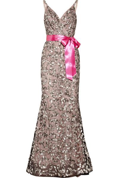 Óscar de la Renta vestido de seda, chifón y tul, bordado con lentejuelas.