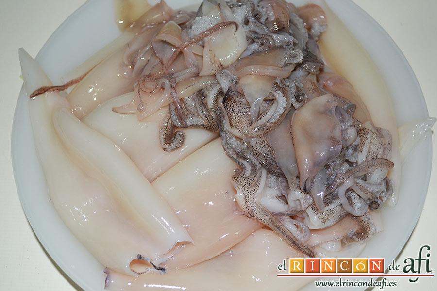 Chipirones afogaos, limpiamos muy bien los chipirones dándoles la vuelta para que queden bien limpios, los dejamos enteros