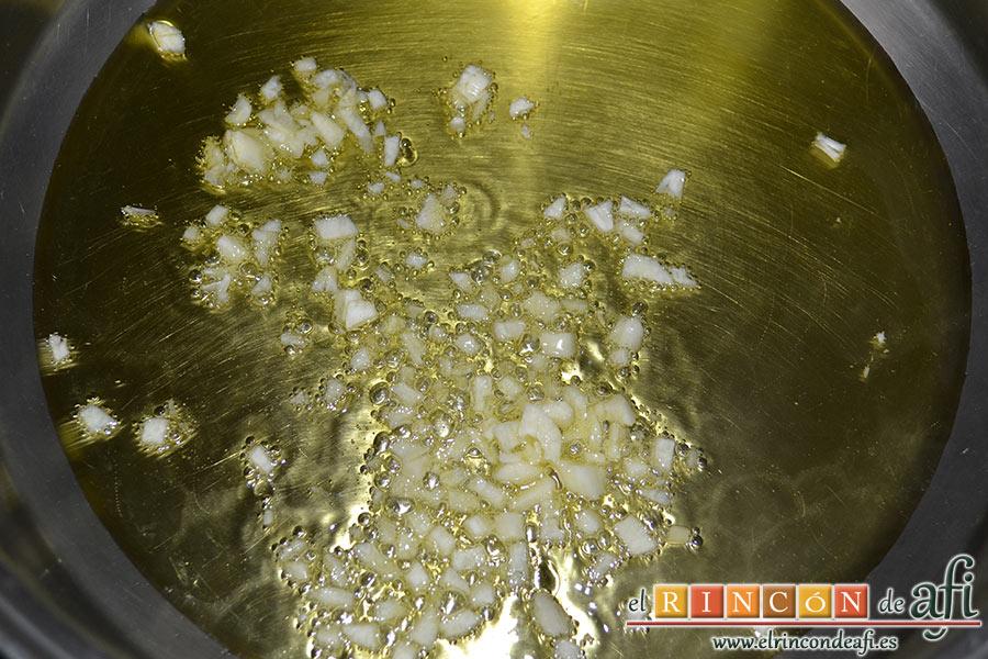 Chipirones afogaos, en un caldero con 3 o 4 cucharadas de aceite de oliva, ponemos los ajos picados y cuando empiecen a tintinear