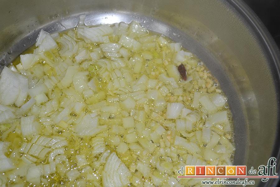 Chipirones afogaos, les añadimos la cebolla picadita, removemos y añadimos la cayena