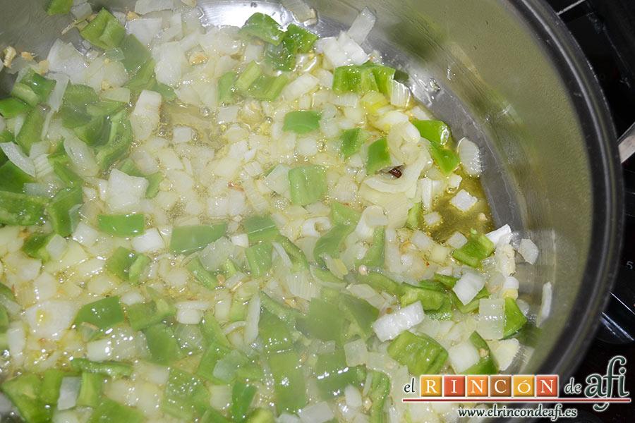 Chipirones afogaos, seguidamente el pimiento verde picado