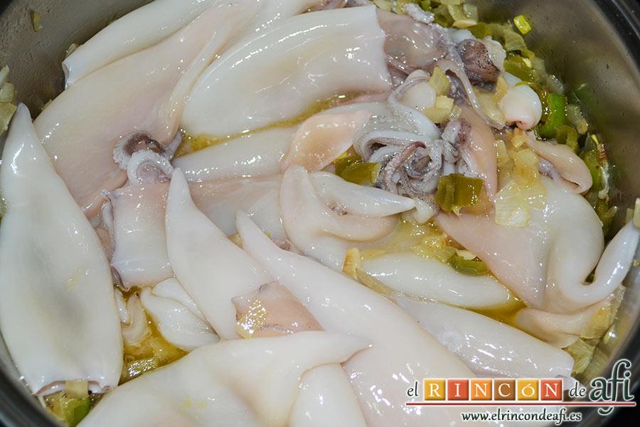 Chipirones afogaos, añadimos los chipirones colocándolos encima de la fritura y salamos.