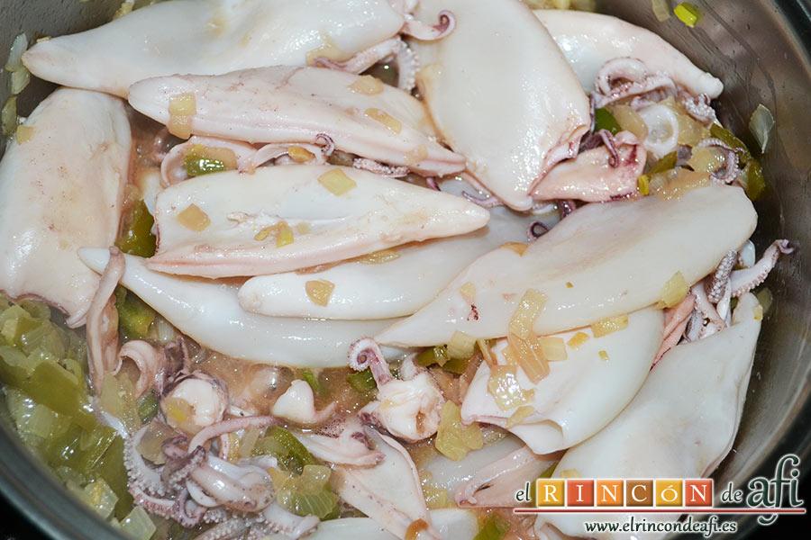 Chipirones afogaos, tapamos y dejamos que cuezan durante 5 minutos a fuego máximo y 25 minutos a fuego moderado