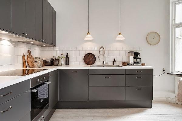 Ultimas tendencias en cocina, mobiliario gris y encimera de mármol