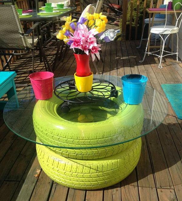 Dos neumáticos, pintura y un cristal se convierten en una mesa de jardín
