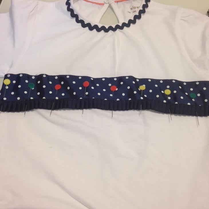 como customizar camiseta con cinta plisada paso 3