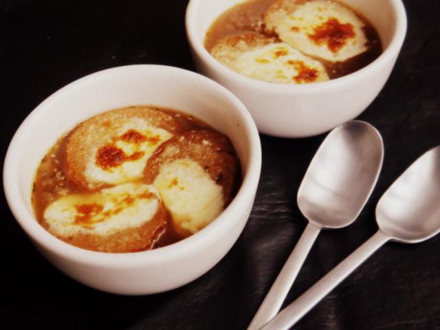 sopa de cebollas gratinada