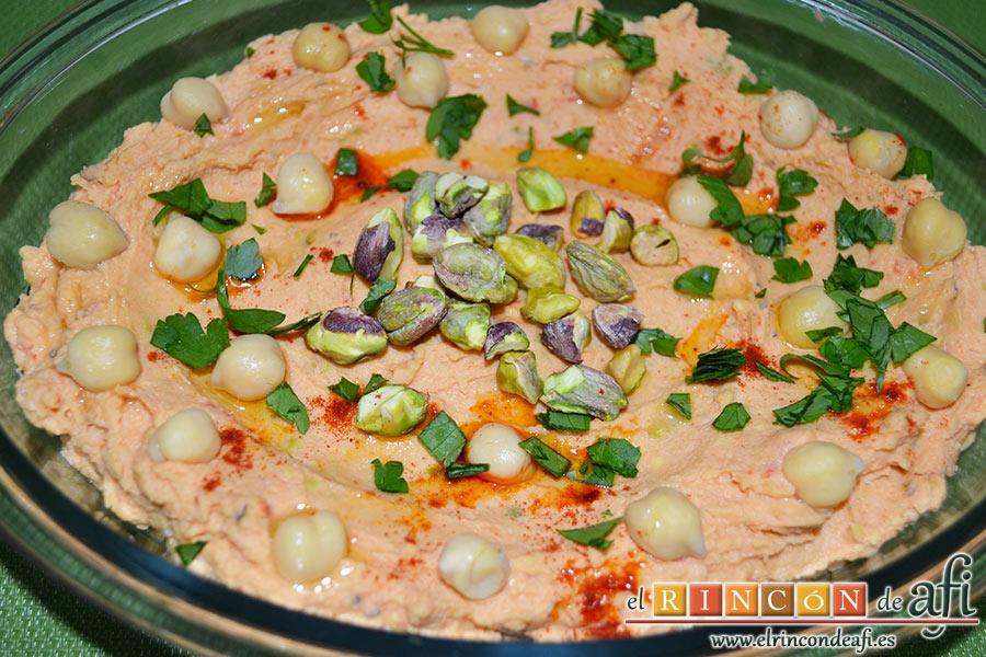 Hummus con pimientos y pistachos