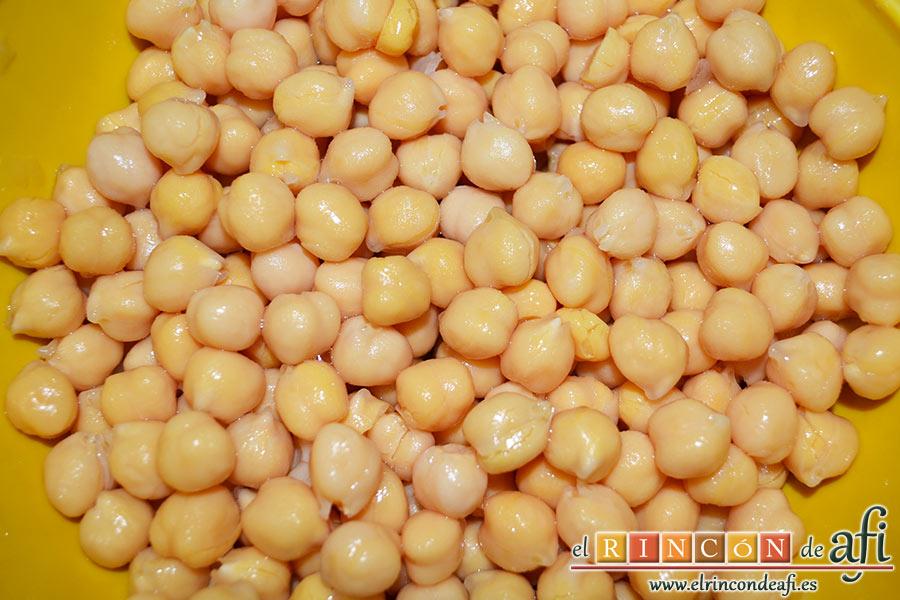 Hummus con pimientos y pistachos, lavamos bien los garbanzos en abundante agua fría para eliminar el líquido de conservación y los dejamos escurrir