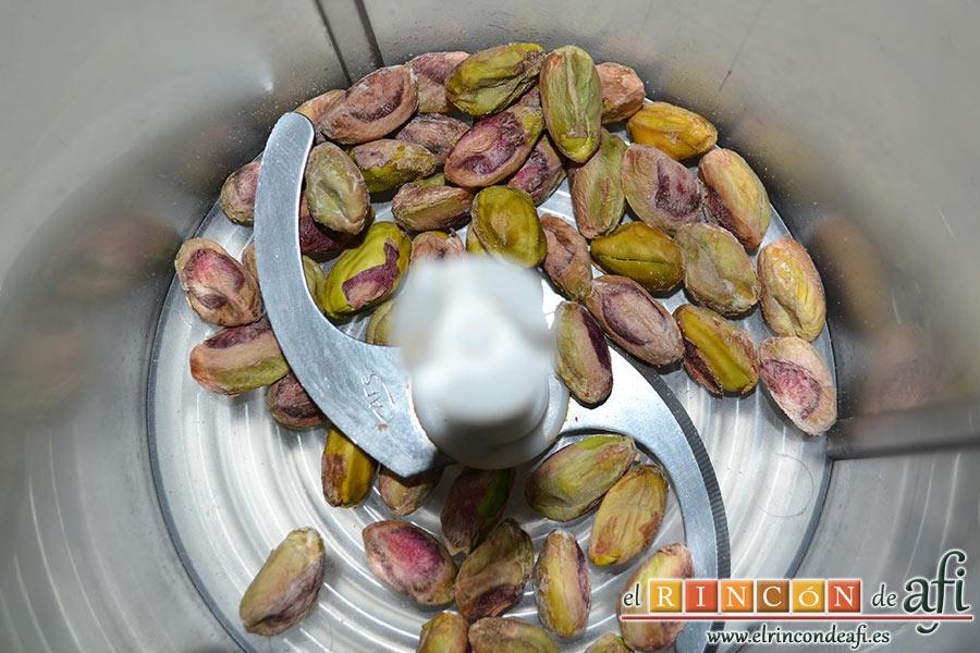 Hummus con pimientos y pistachos, pelamos los pistachos y los introducimos en un vaso picador