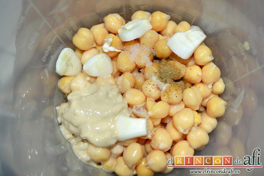 Hummus con pimientos y pistachos, en un vaso triturador colocamos los garbanzos, el ajo pelado y troceado, las 2 cucharadas de Tahina, el comino molido, una pizca de sal y el zumo de limón