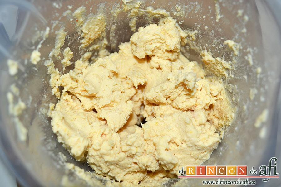 Hummus con pimientos y pistachos, trituramos bien todos los ingredientes y en éste momento está listo el Hummus tradicional