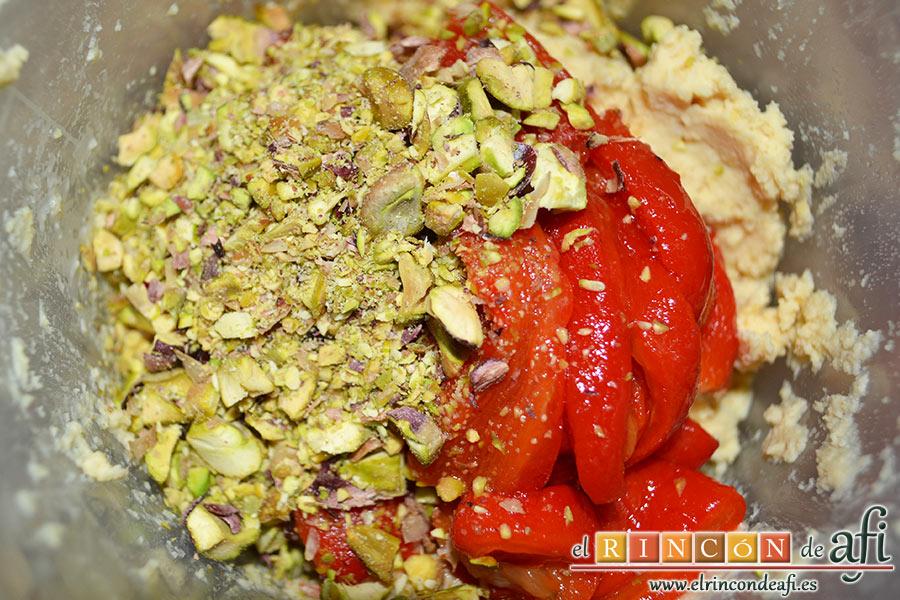 Hummus con pimientos y pistachos, en esta ocasión añadí los pistachos triturados y las tiras de pimiento asado casero con su aceite de oliva