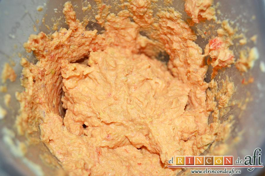 Hummus con pimientos y pistachos, trituramos todo bien hasta obtener una pasta homogénea