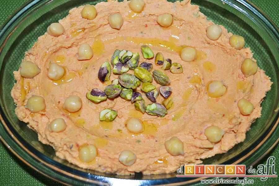 Hummus con pimientos y pistachos, añadimos un chorro de aceite de oliva virgen extra por encima