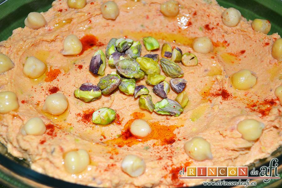 Hummus con pimientos y pistachos, con la yema de los dedos espolvoreamos el pimentón de la Vera