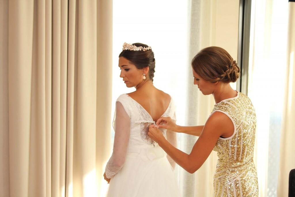 vestido de novia con botonadura en la espalda