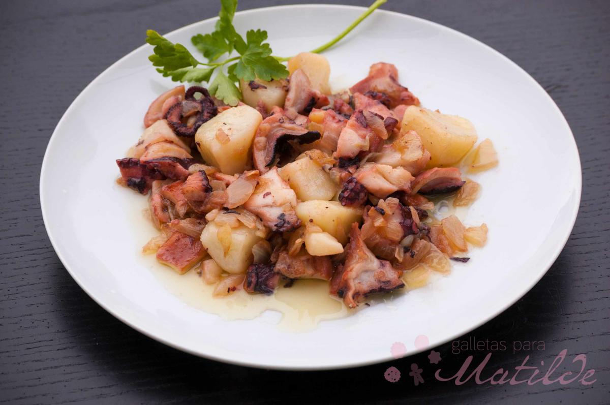 Pulpo encebollado