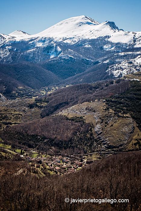 Rebanal de la Llantas desde el mirador de la Peña del Águila. Senda del Gigante del Valle Estrecho. Parque Natural de Fuentes Carrionas y Fuente Cobre. Palencia. Castilla y León. España © Javier Prieto Gallego
