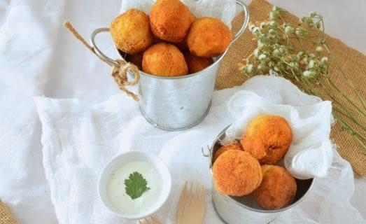 Croquetas de patata y salmón con salsa de yogur